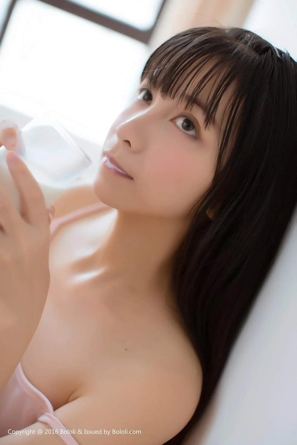 美少女鱼丸居家私房粉色卡通睡衣小女友视角迷人写真 第 2 张