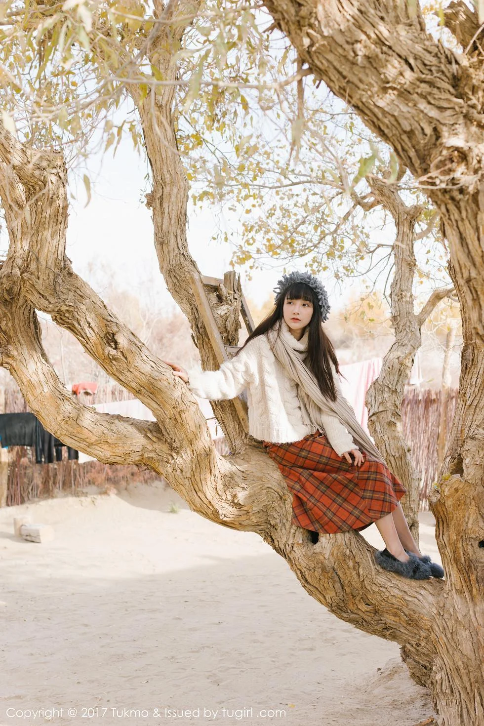 美女主播之应冬日栅栏里的阳光美少女清新迷人写真 第 1 张