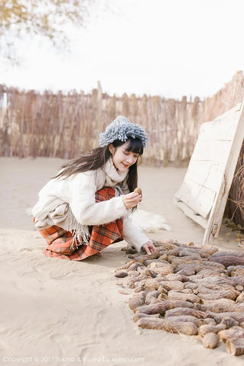 美女主播之应冬日栅栏里的阳光美少女清新迷人写真 第 12 张