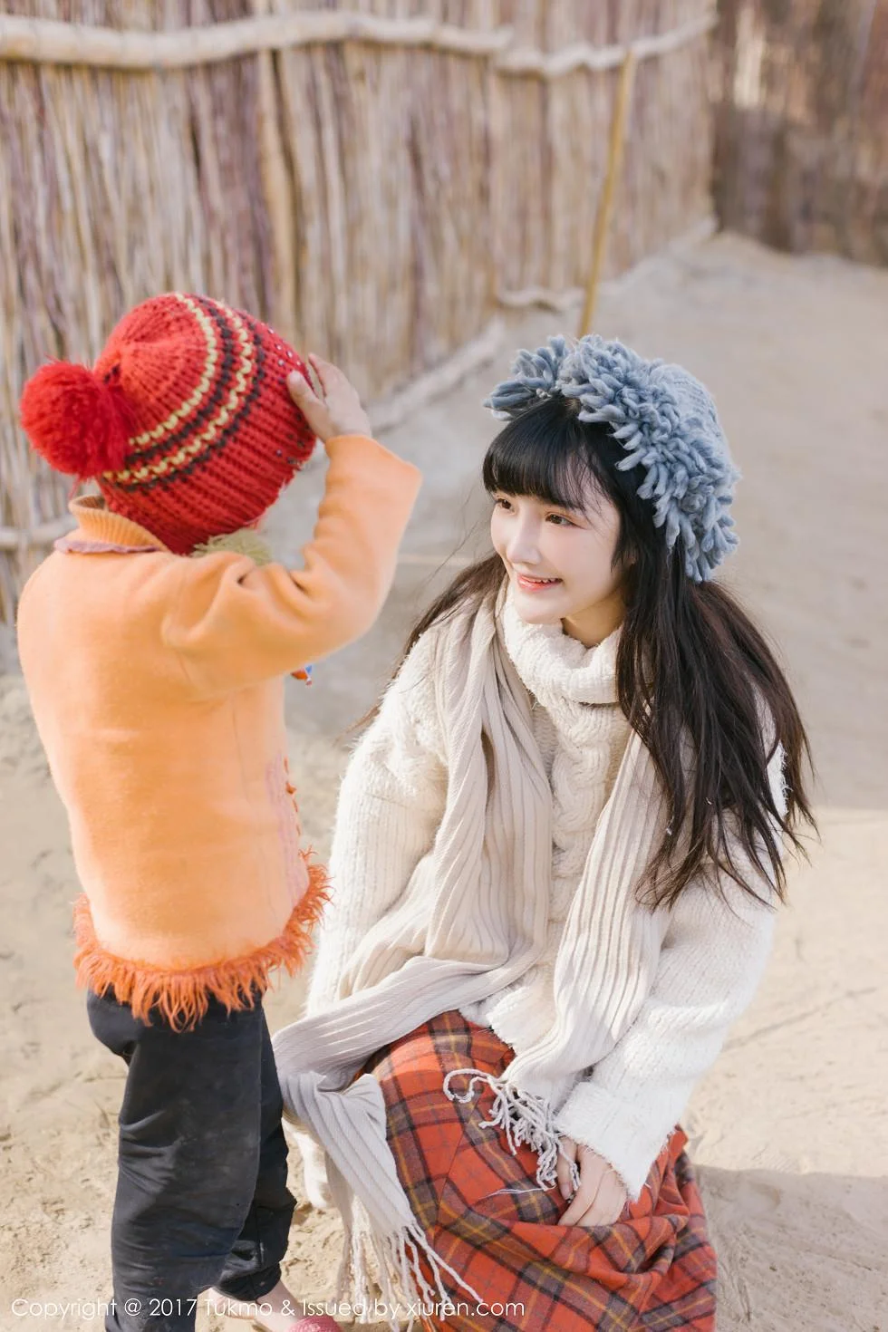 美女主播之应冬日栅栏里的阳光美少女清新迷人写真 第 15 张
