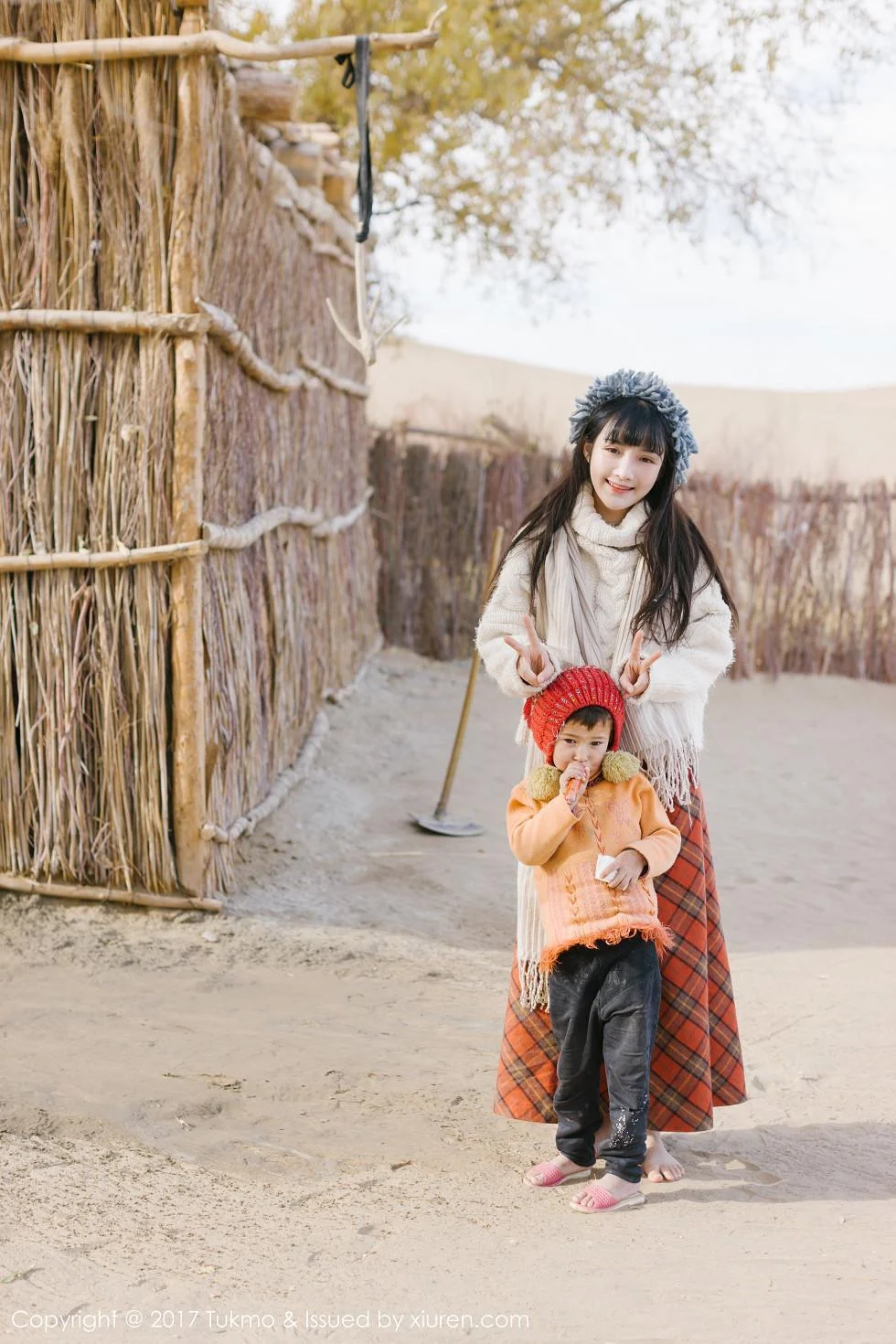 美女主播之应冬日栅栏里的阳光美少女清新迷人写真 第 18 张