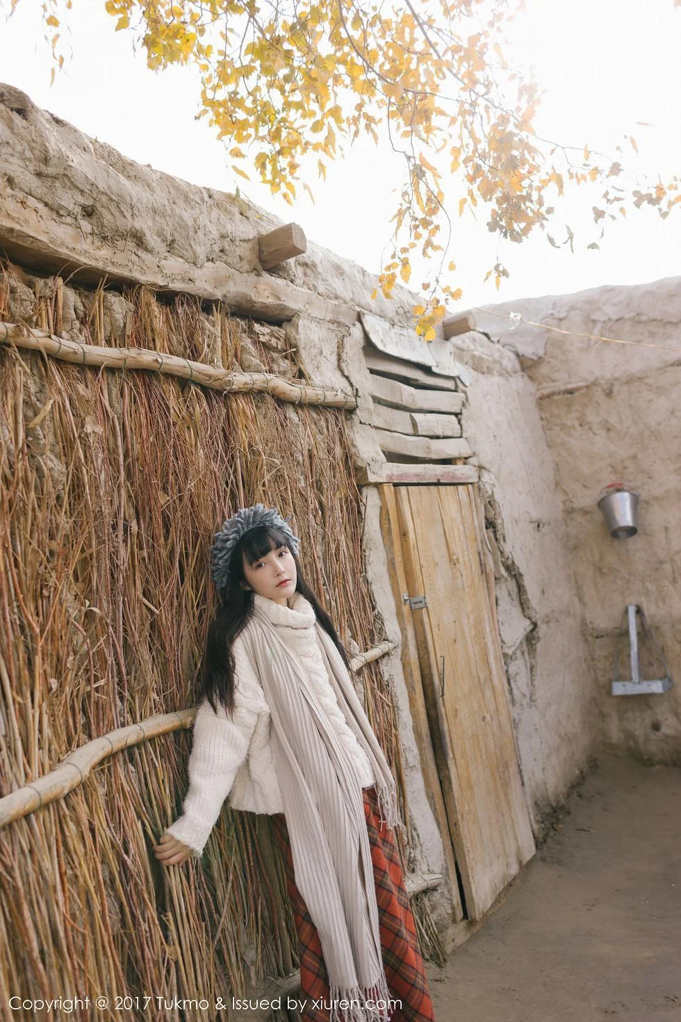 美女主播之应冬日栅栏里的阳光美少女清新迷人写真 第 23 张