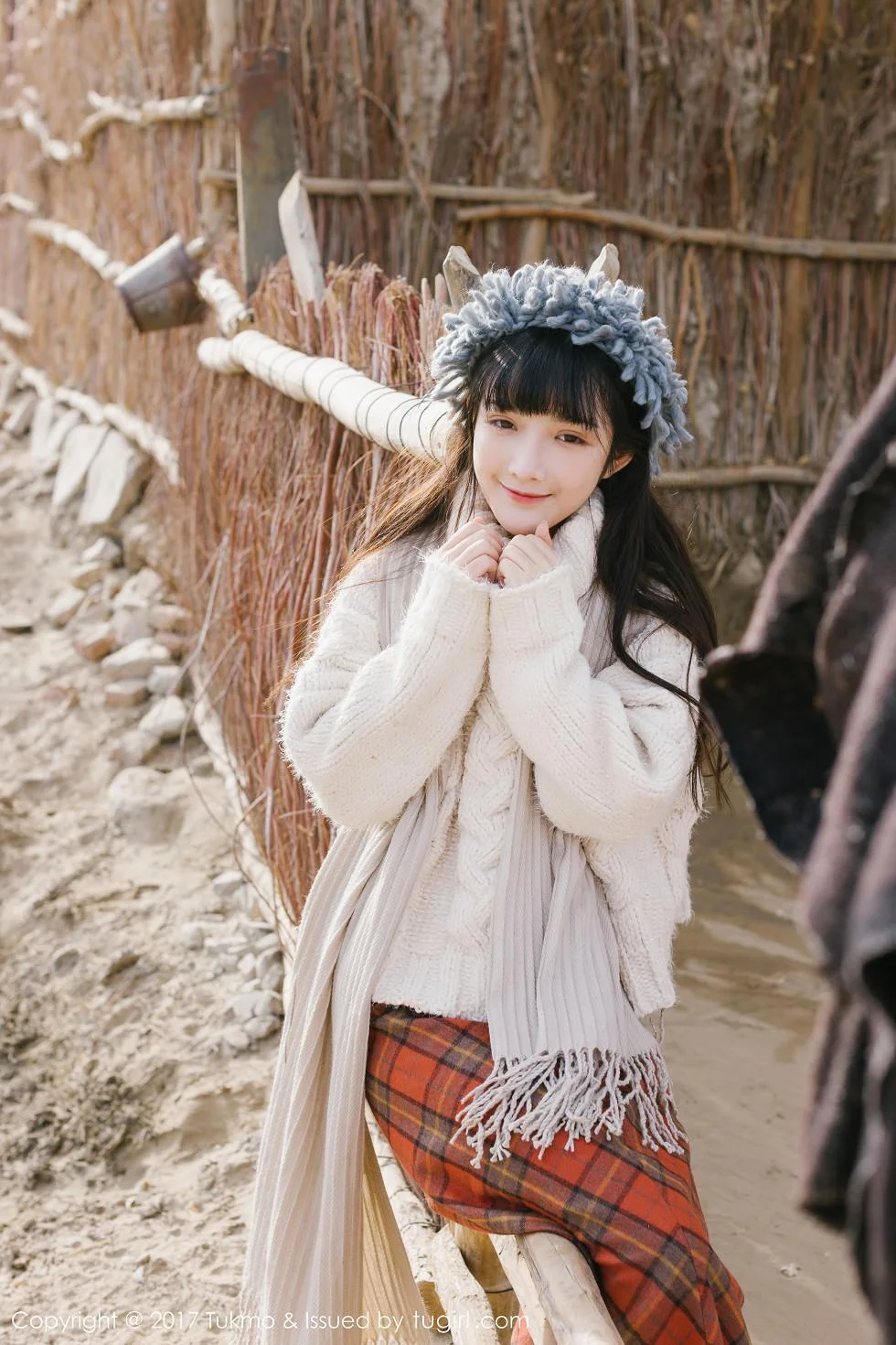 美女主播之应冬日栅栏里的阳光美少女清新迷人写真 第 3 张