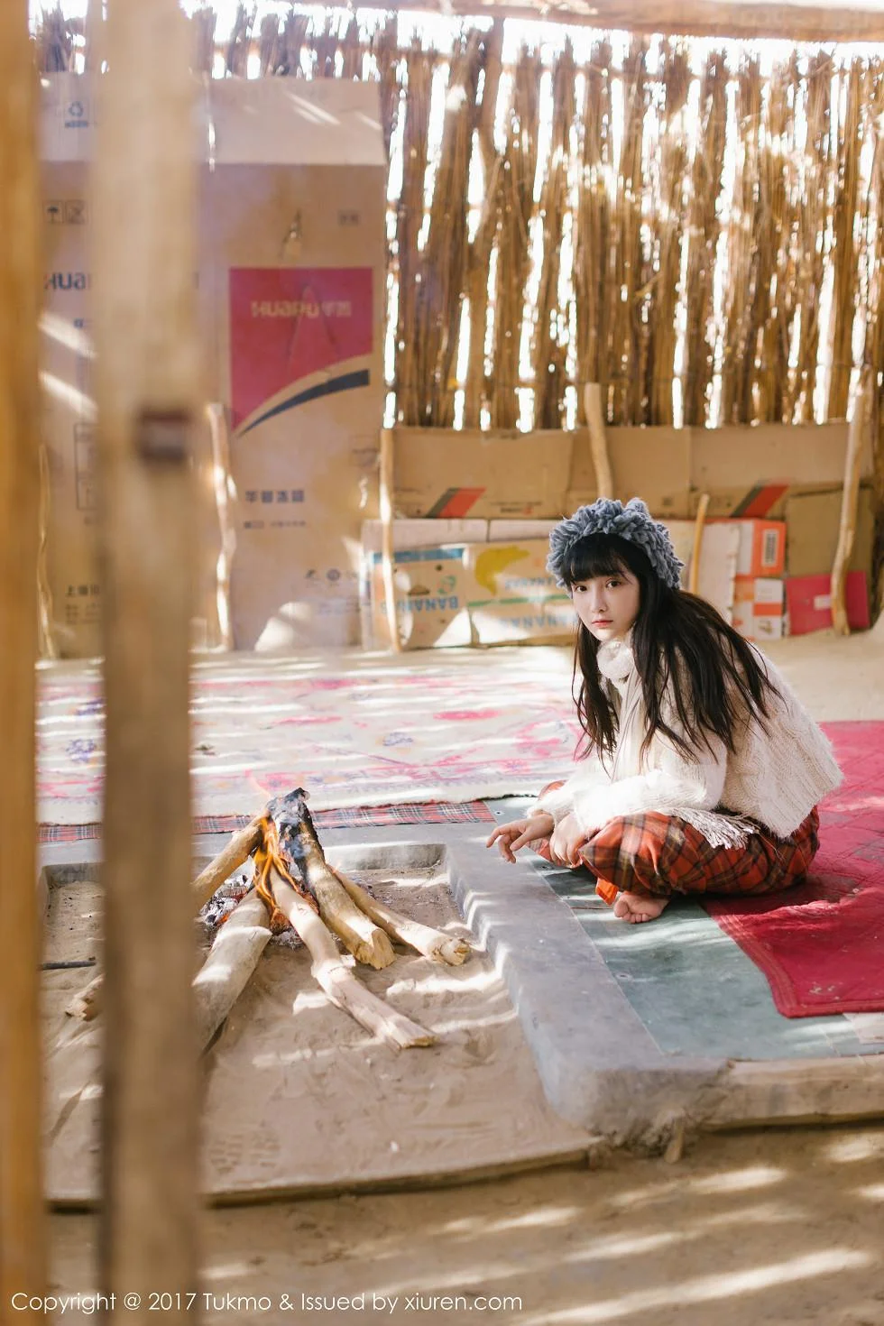 美女主播之应冬日栅栏里的阳光美少女清新迷人写真 第 32 张