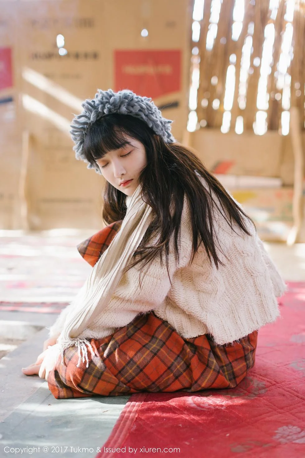 美女主播之应冬日栅栏里的阳光美少女清新迷人写真 第 34 张