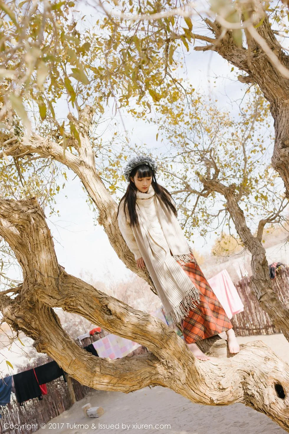 美女主播之应冬日栅栏里的阳光美少女清新迷人写真 第 48 张