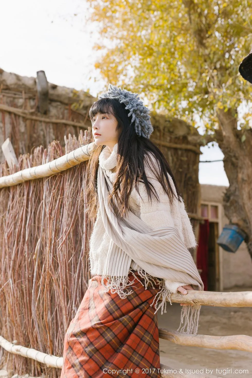 美女主播之应冬日栅栏里的阳光美少女清新迷人写真 第 6 张