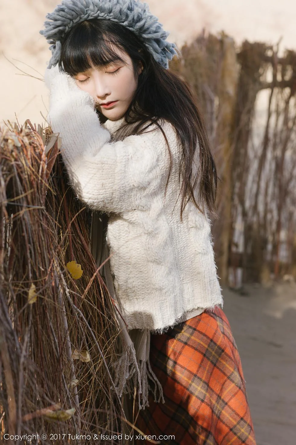 美女主播之应冬日栅栏里的阳光美少女清新迷人写真 第 60 张
