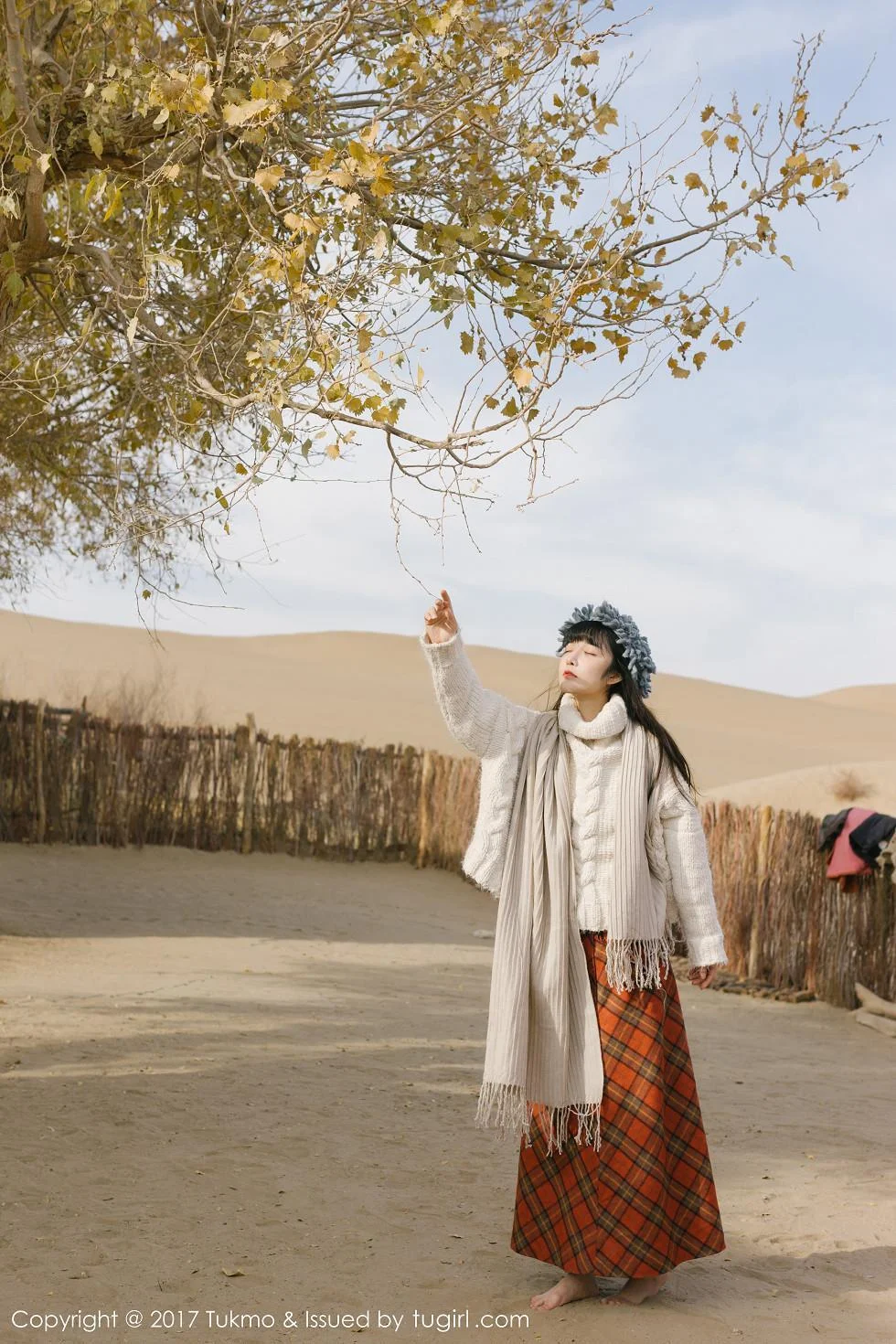 美女主播之应冬日栅栏里的阳光美少女清新迷人写真 第 8 张