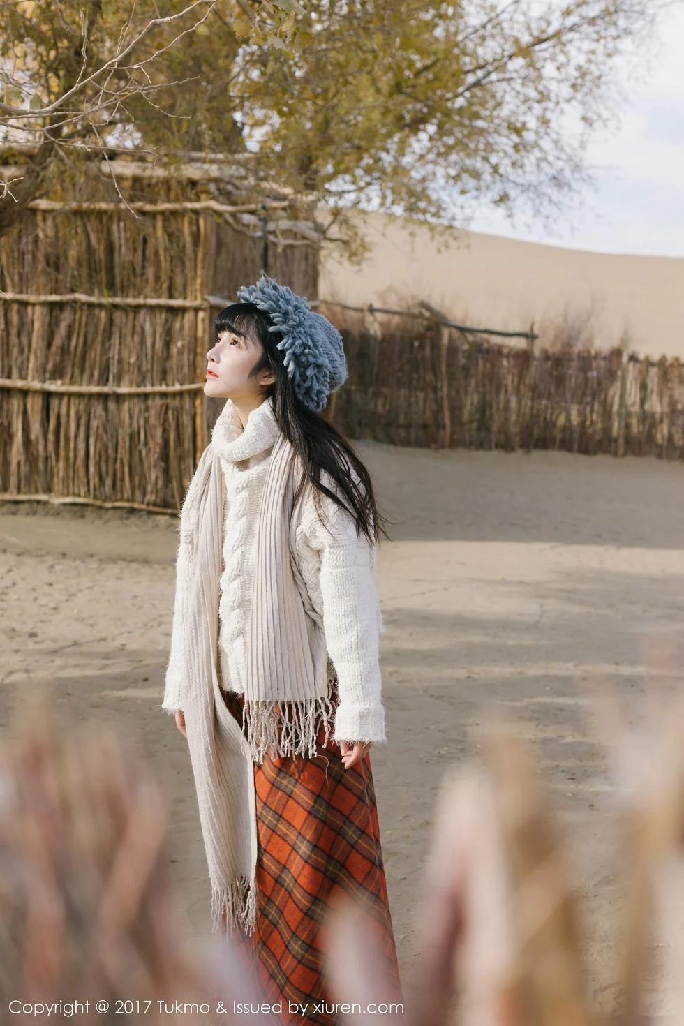 美女主播之应冬日栅栏里的阳光美少女清新迷人写真 第 9 张