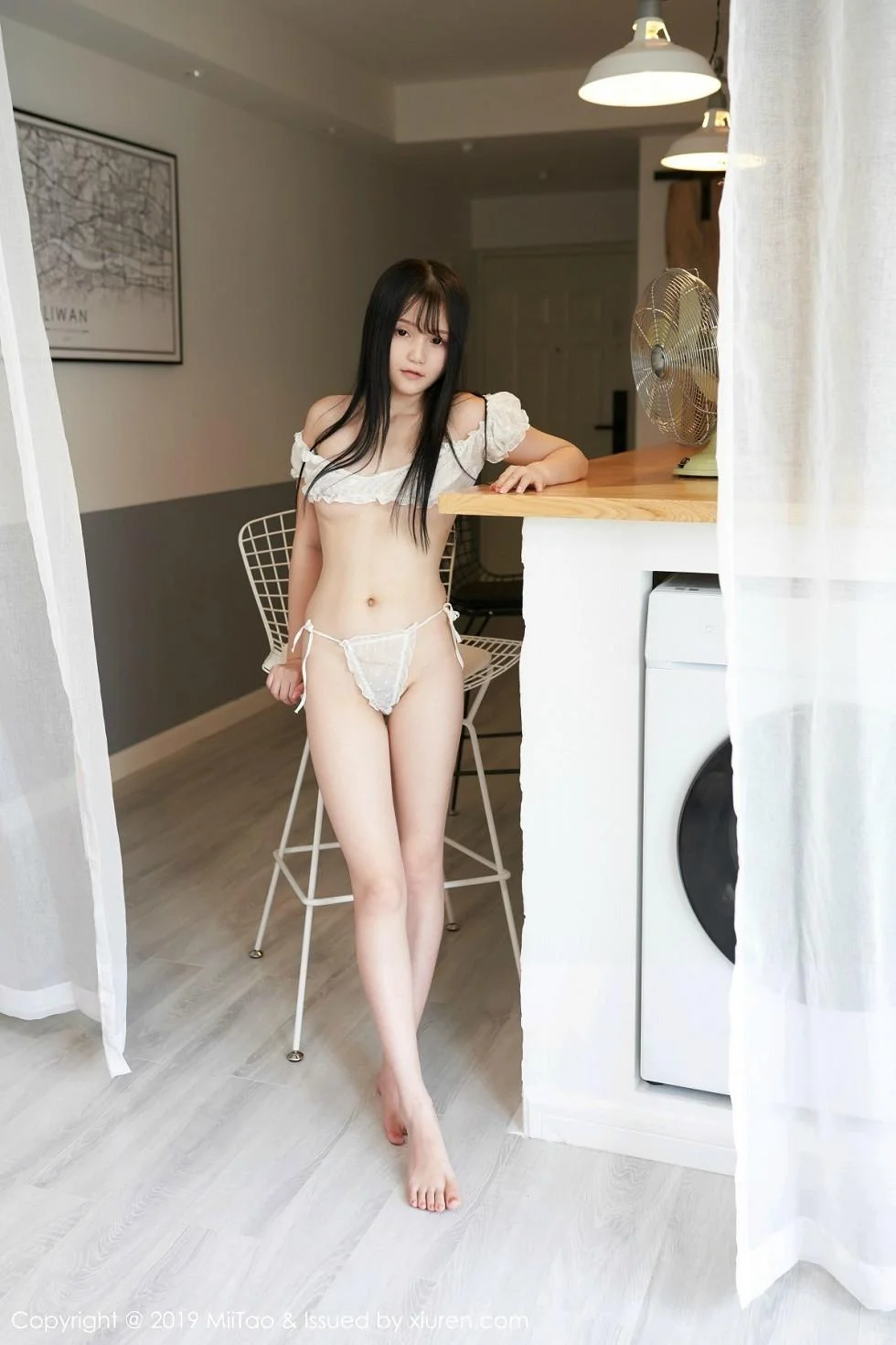 萝莉妹子爱丽丝allis居家私房全裸上身露豪乳惹火绝美写真 第 14 张