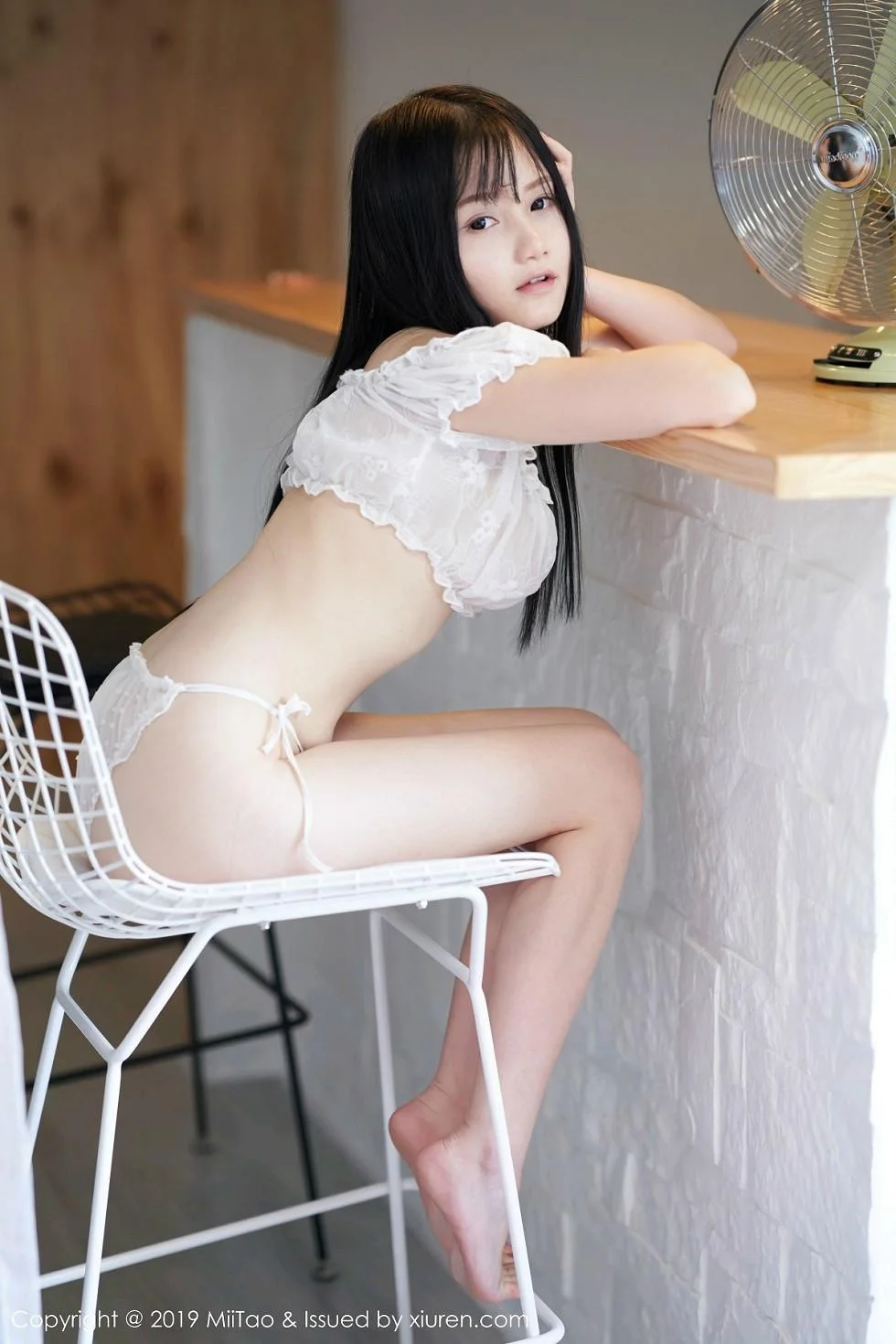 萝莉妹子爱丽丝allis居家私房全裸上身露豪乳惹火绝美写真 第 6 张