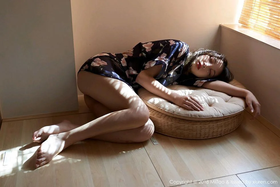 美绪私房真空开背毛衣露豪乳翘臀大尺度撩人绝美写真 第 21 张