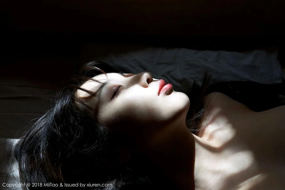 美绪私房真空开背毛衣露豪乳翘臀大尺度撩人绝美写真 第 45 张