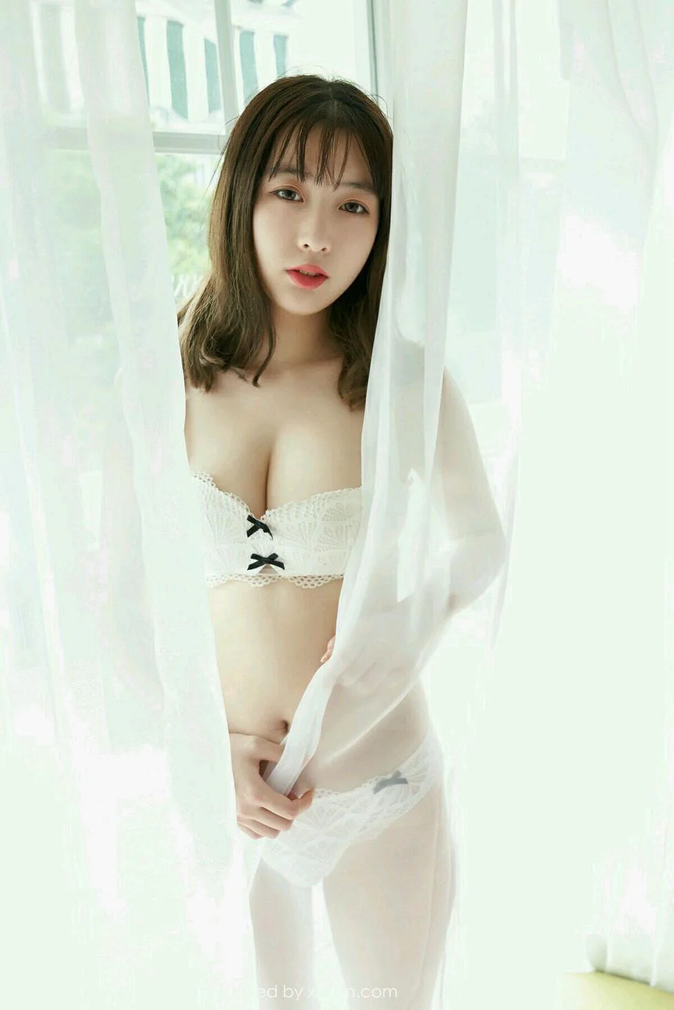美绪居家床上脱性感内衣露傲人豪乳喷血绝美写真 第 2 张