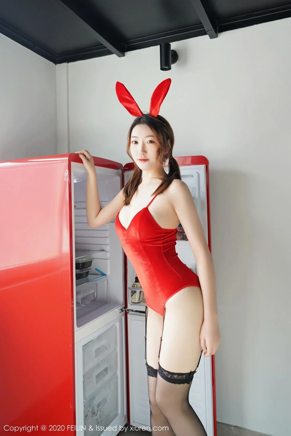 A.小熊猫私房红色兔女郎配吊带黑丝秀完美身材绝美写真 第 2 张
