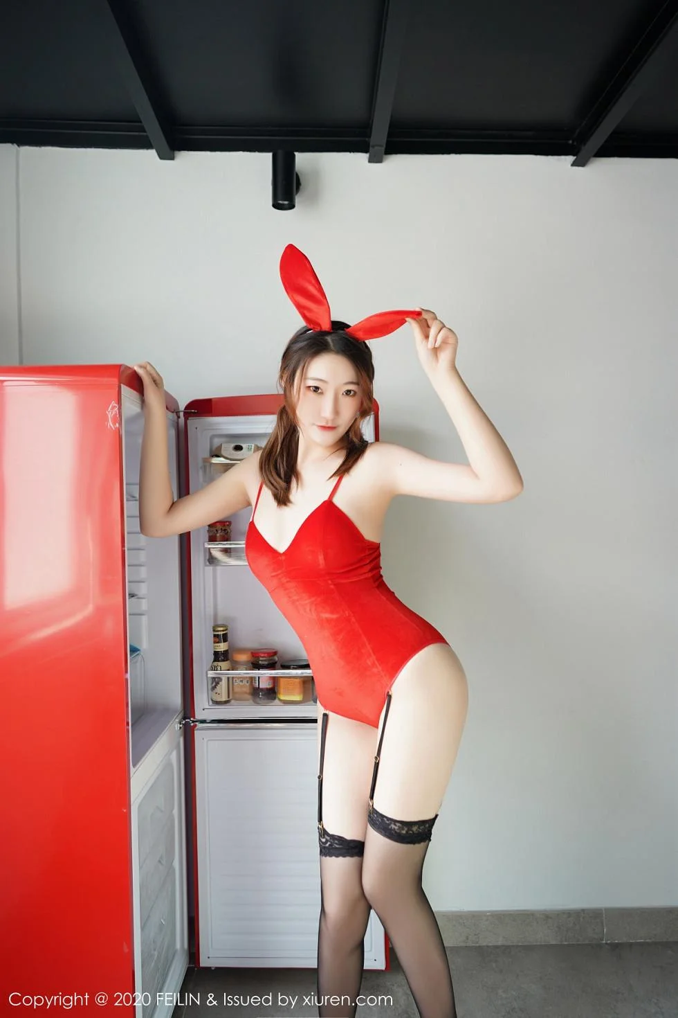 A.小熊猫私房红色兔女郎配吊带黑丝秀完美身材绝美写真 第 3 张