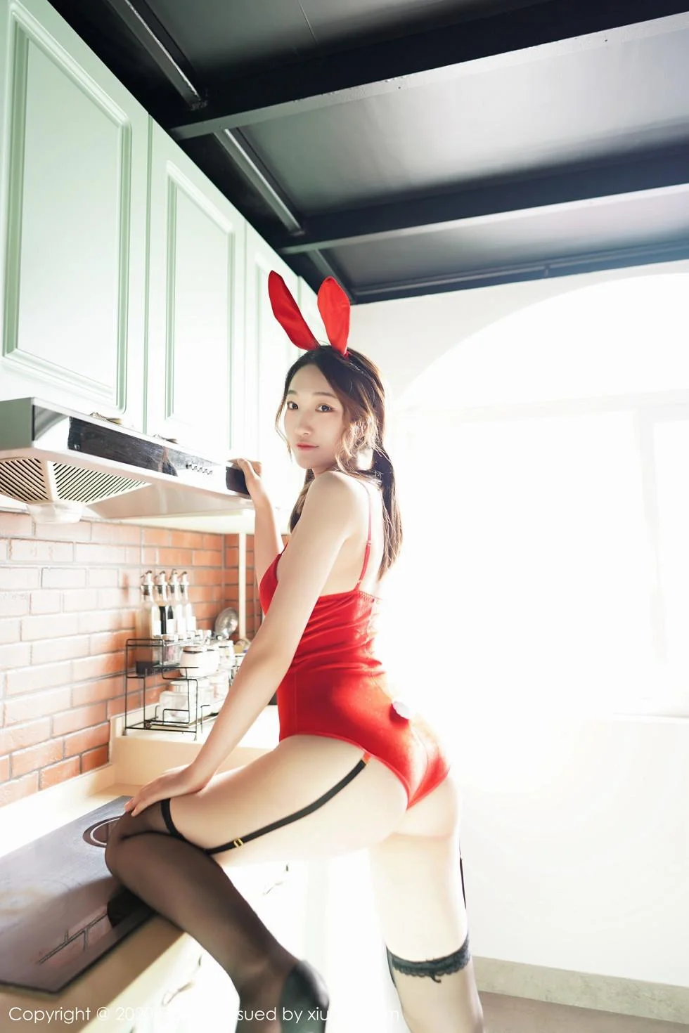 A.小熊猫私房红色兔女郎配吊带黑丝秀完美身材绝美写真 第 37 张