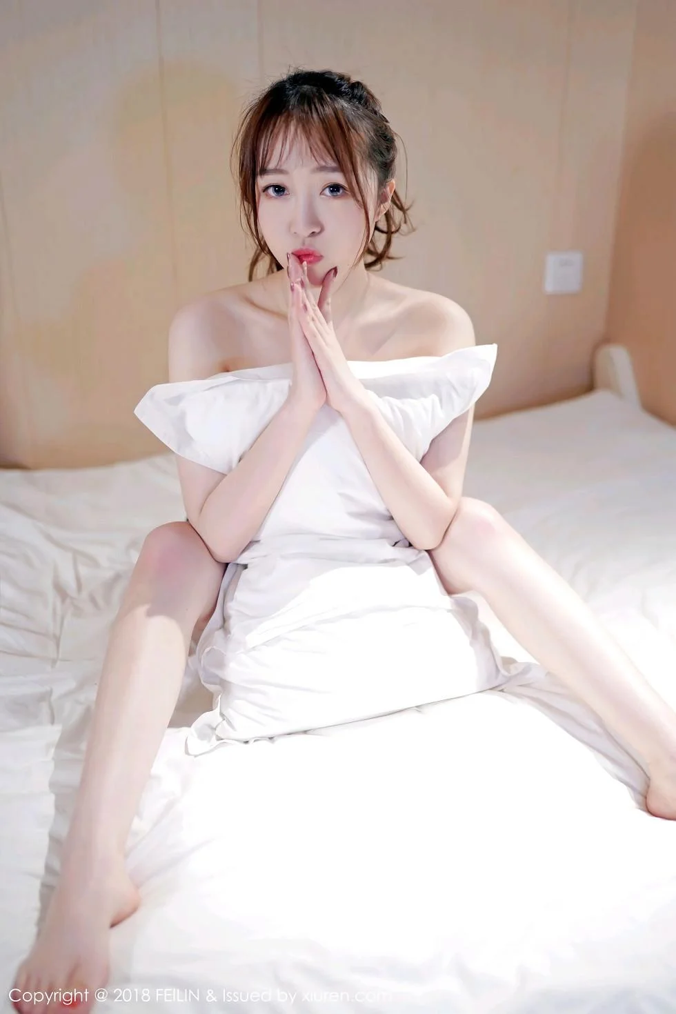 清纯妹子yumi黄奕清居家床上大尺度全裸奶油遮点喷血绝美写真 第 41 张