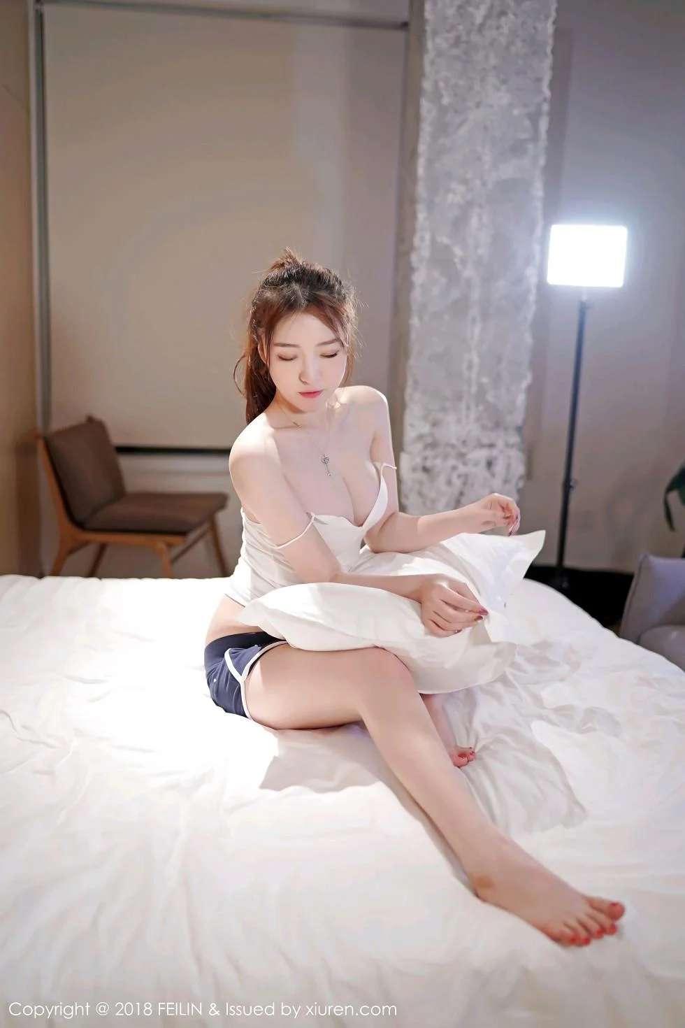 清纯妹子yumi黄奕清居家床上大尺度全裸奶油遮点喷血绝美写真 第 59 张