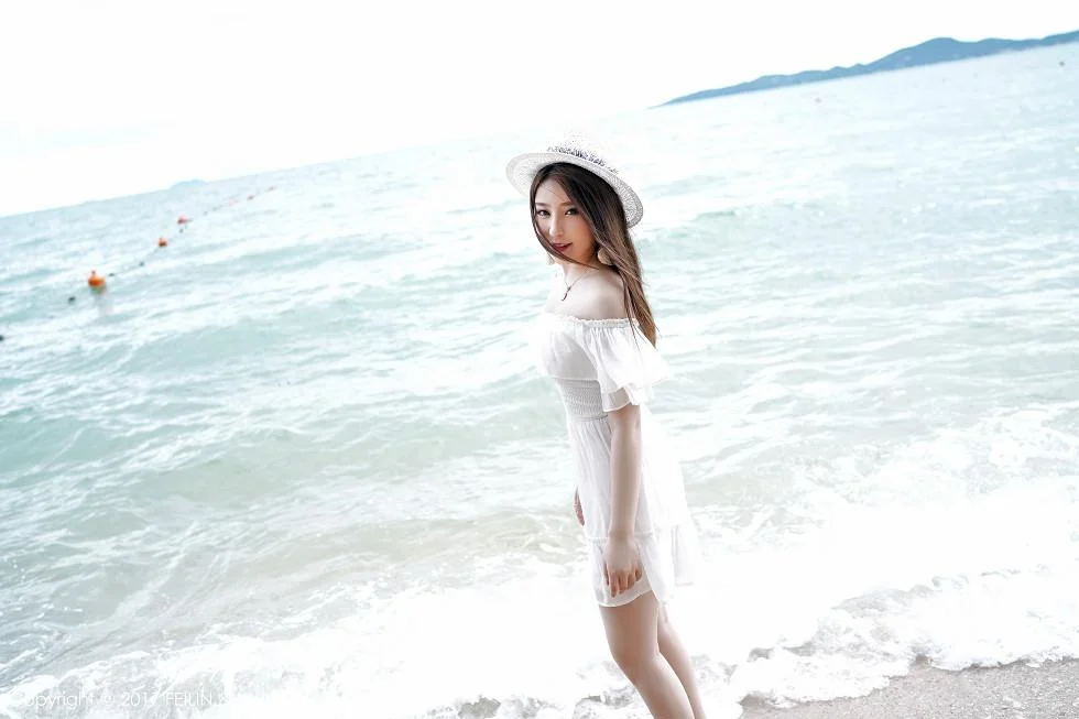 芷儿Momoko海边清纯白色薄纱裙+全裸泡泡浴绝美写真 第 43 张