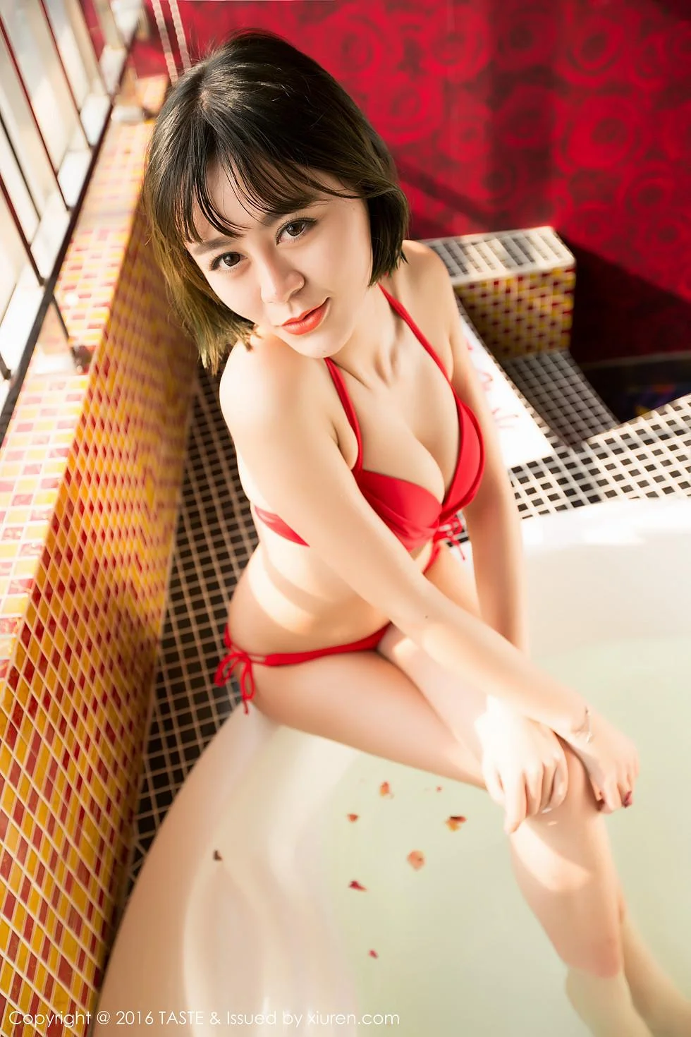 汪萌萌浴缸里红色比基尼湿身秀完美曲线写真 第 5 张