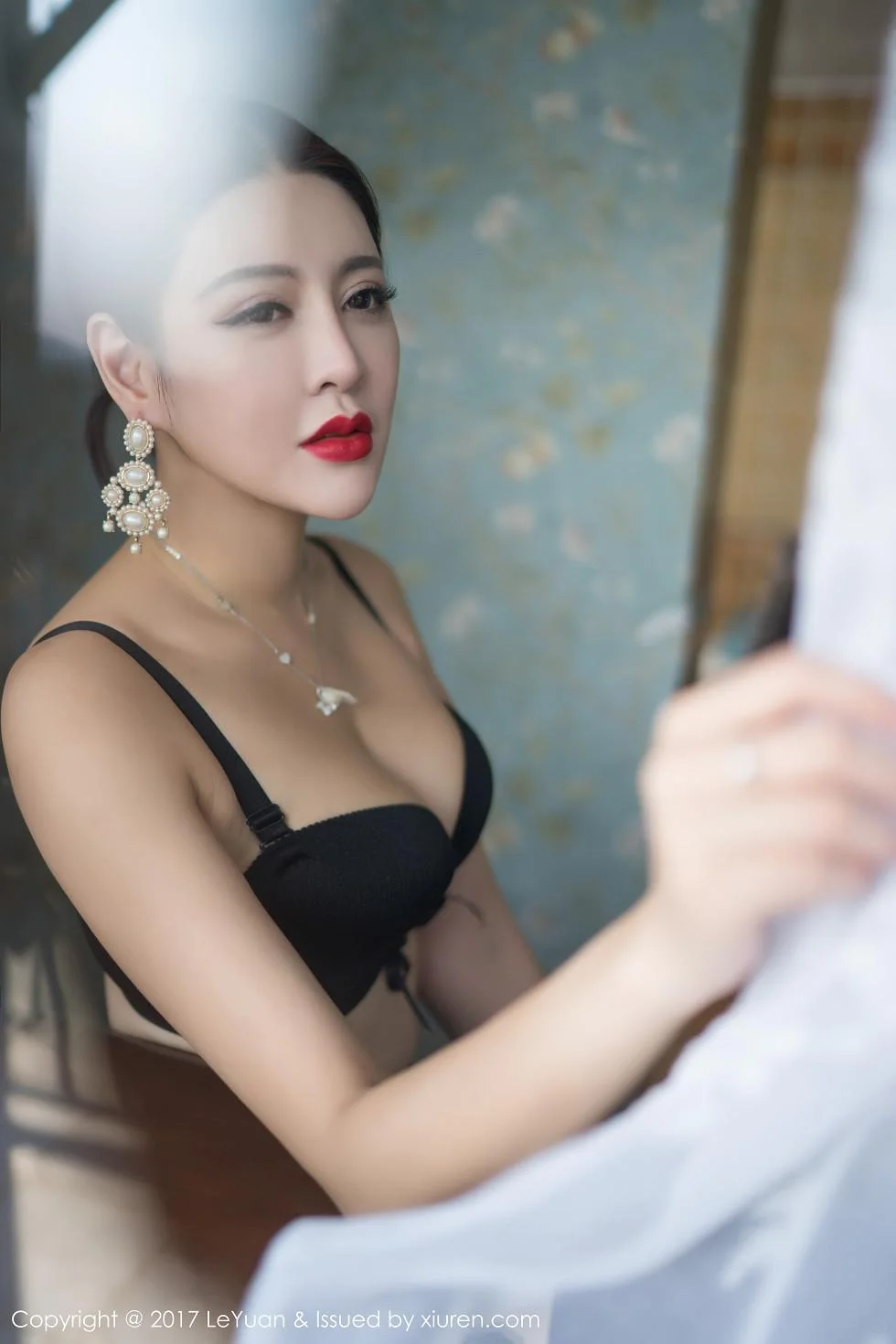 美希子白色蕾丝内衣秀美乳海边沙滩性感比基尼写真 第 14 张