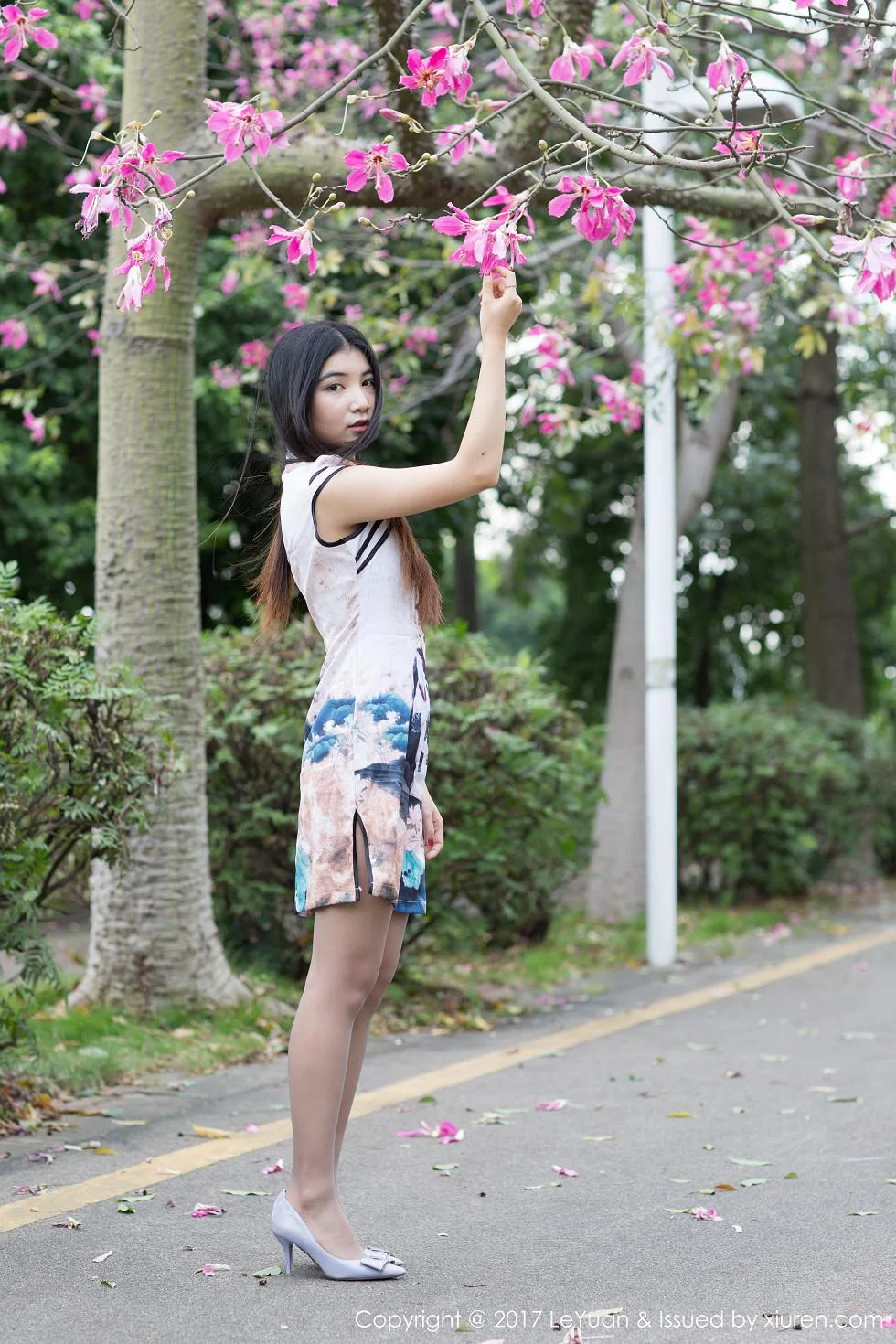 Winki丝女郎短旗袍+黑短裙黑丝袜系列美腿性感写真 第 3 张