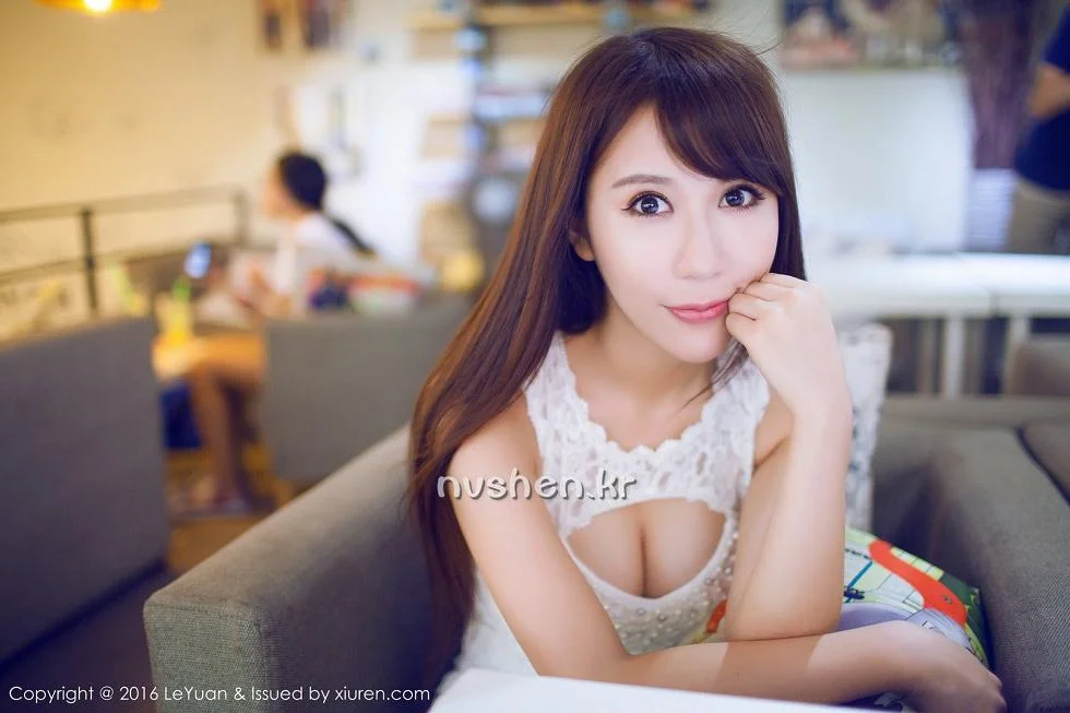 艾惟玲珑瓜子脸前凸后翘的完美身材白嫩美胸性感写真 第 55 张