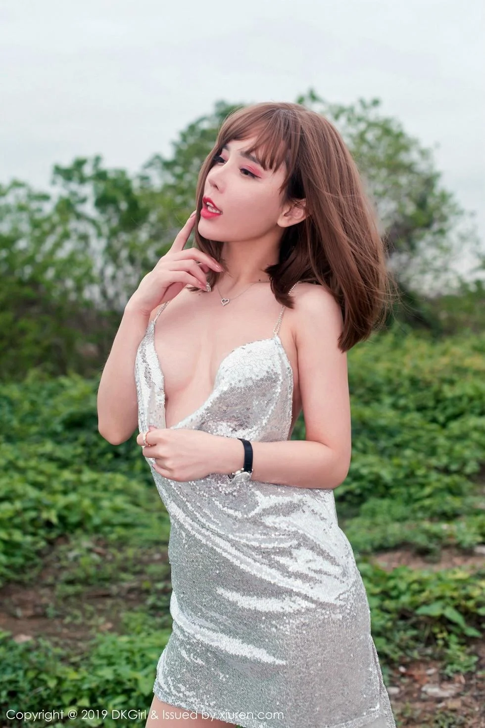 艾小青户外真空吊带裙配超薄无内肉丝惹火绝美写真 第 10 张