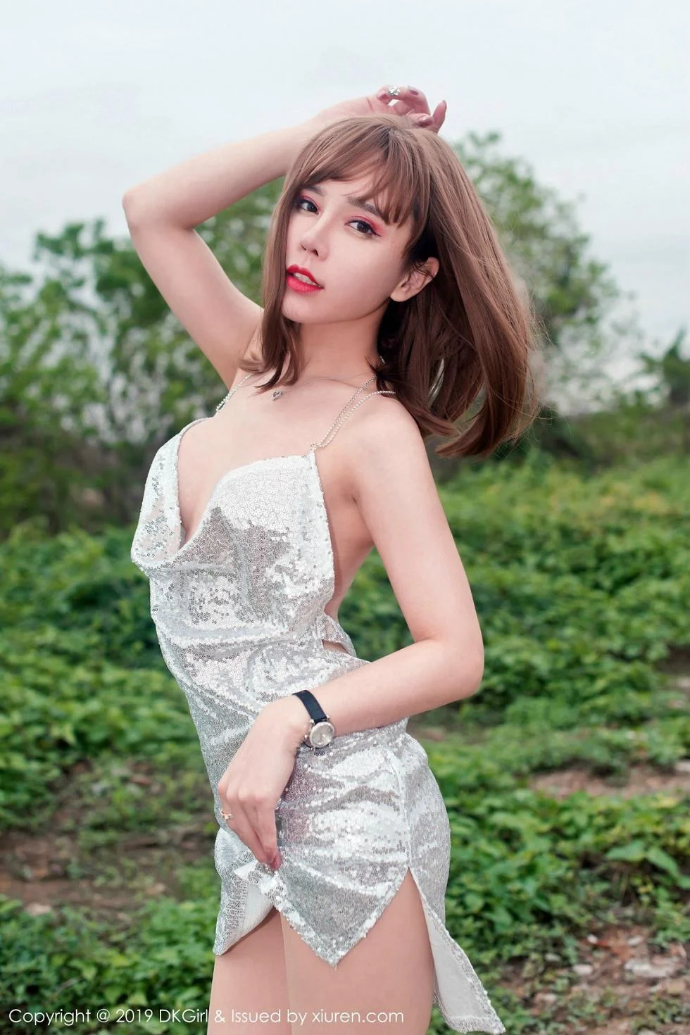 艾小青户外真空吊带裙配超薄无内肉丝惹火绝美写真 第 11 张