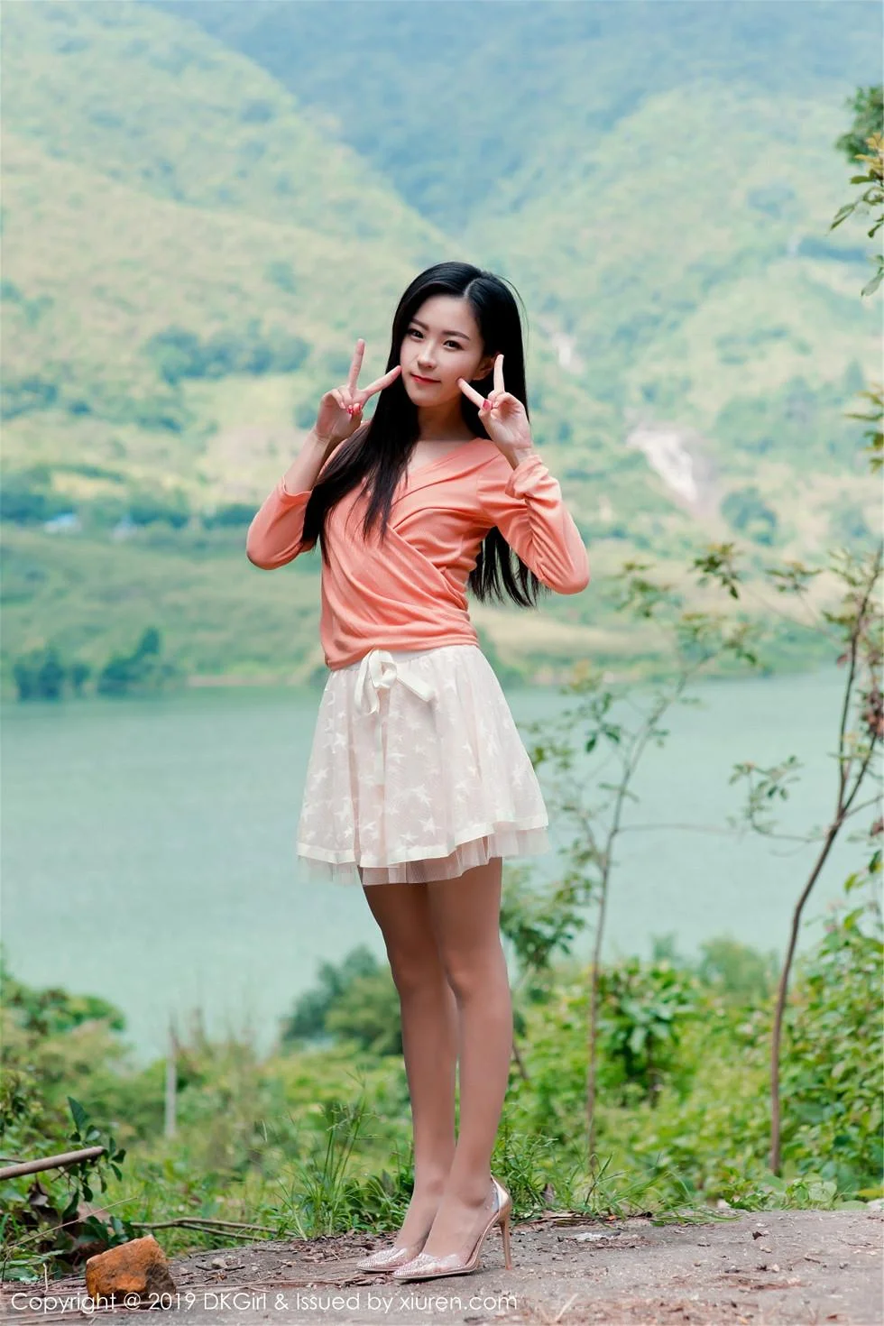 小子怡Alice户外露天车拍系列无内肉丝裤袜惹火绝美写真 第 2 张