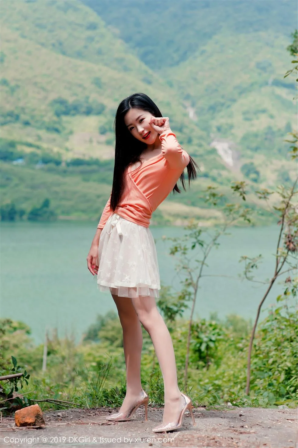 小子怡Alice户外露天车拍系列无内肉丝裤袜惹火绝美写真 第 4 张