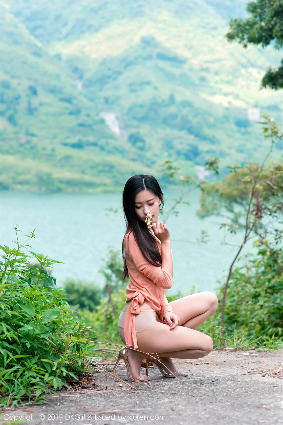 小子怡Alice户外露天车拍系列无内肉丝裤袜惹火绝美写真 第 47 张