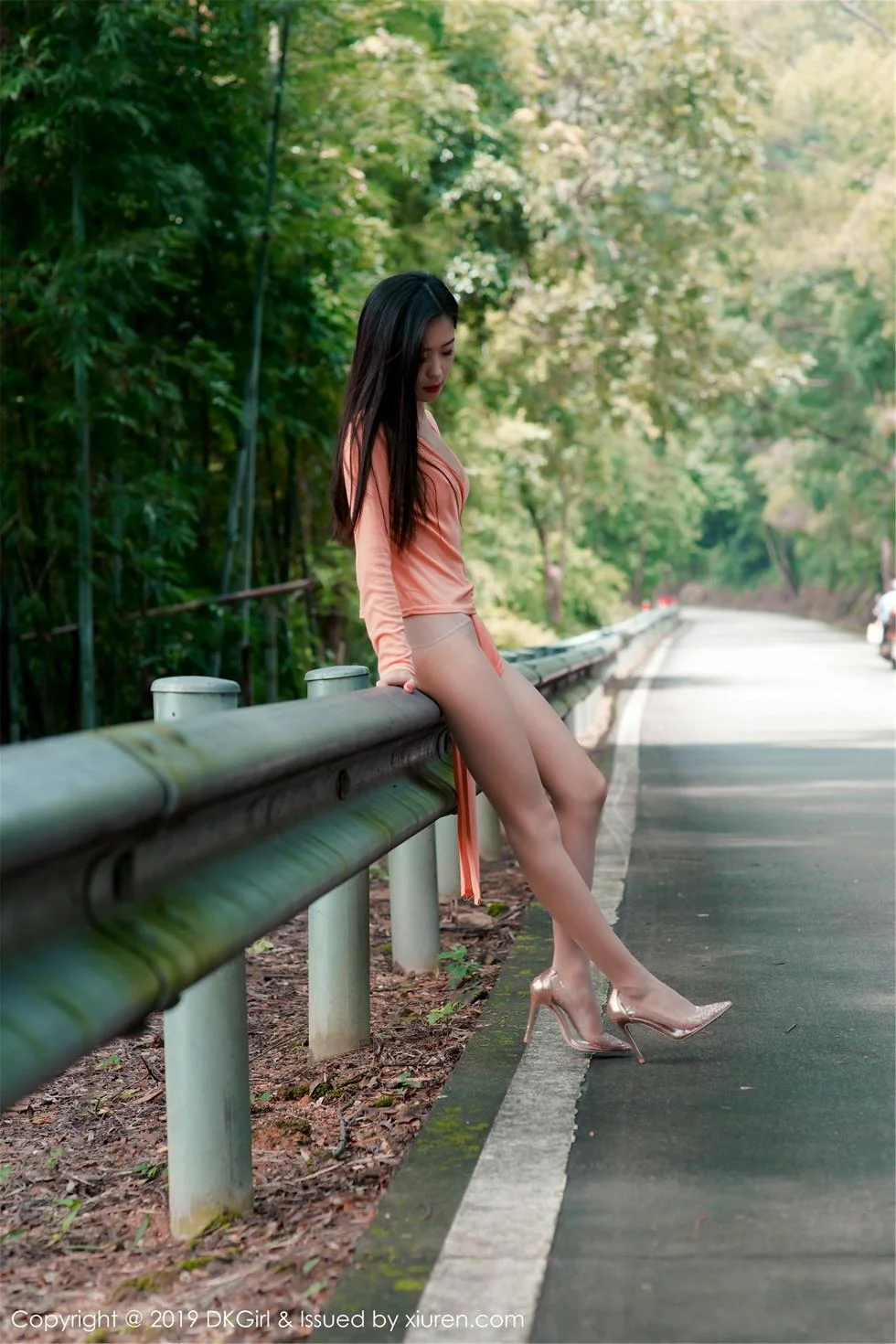 小子怡Alice户外露天车拍系列无内肉丝裤袜惹火绝美写真 第 73 张