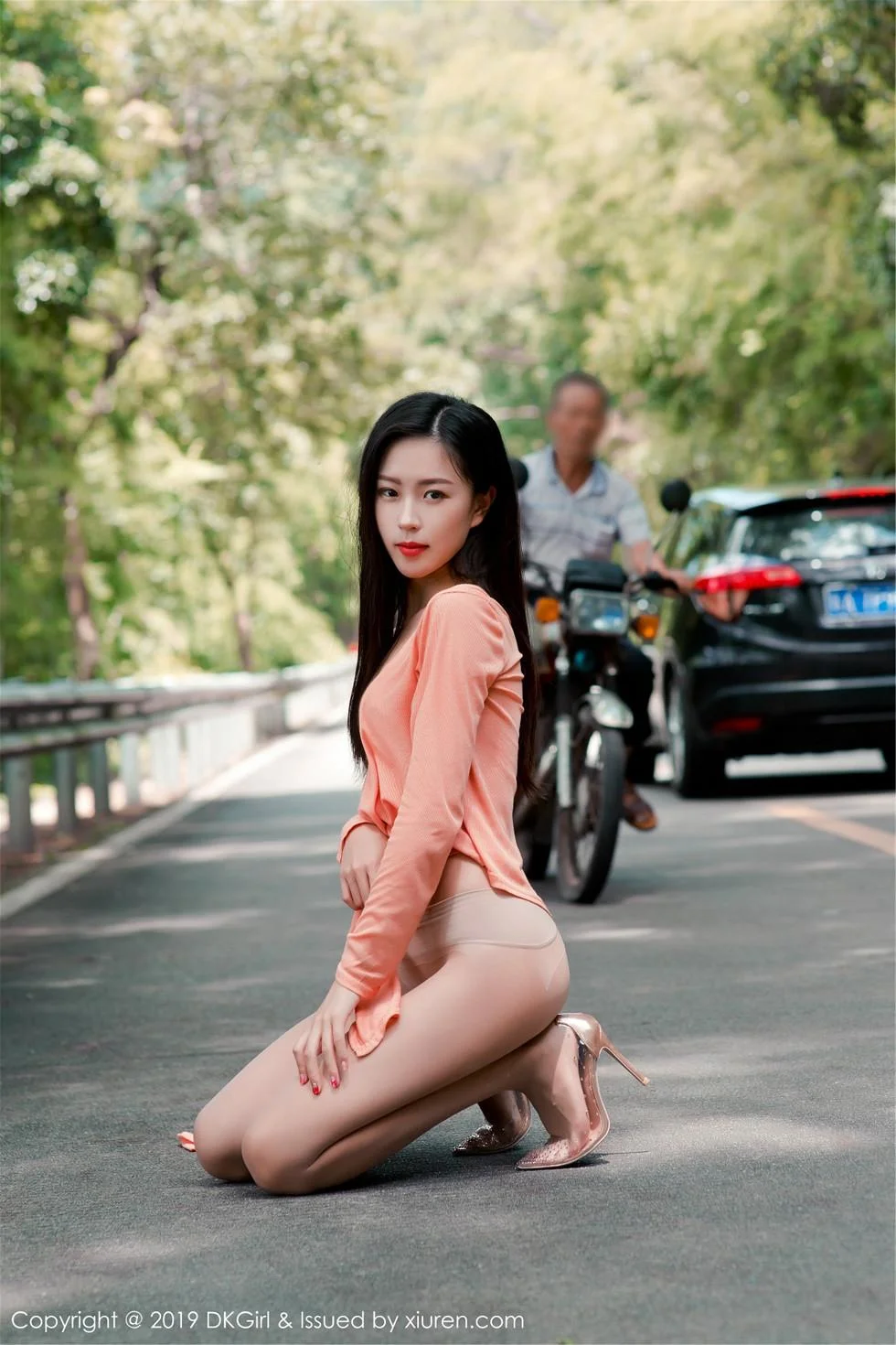 小子怡Alice户外露天车拍系列无内肉丝裤袜惹火绝美写真 第 81 张
