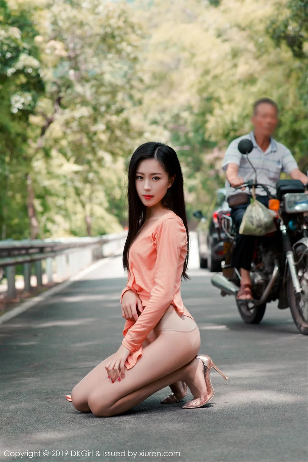 小子怡Alice户外露天车拍系列无内肉丝裤袜惹火绝美写真 第 83 张