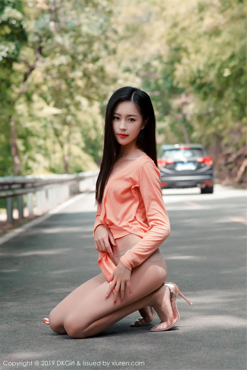 小子怡Alice户外露天车拍系列无内肉丝裤袜惹火绝美写真 第 86 张