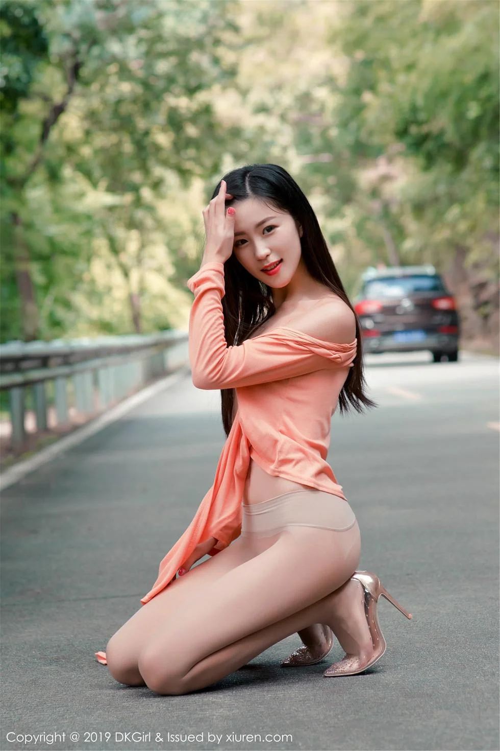 小子怡Alice户外露天车拍系列无内肉丝裤袜惹火绝美写真 第 88 张