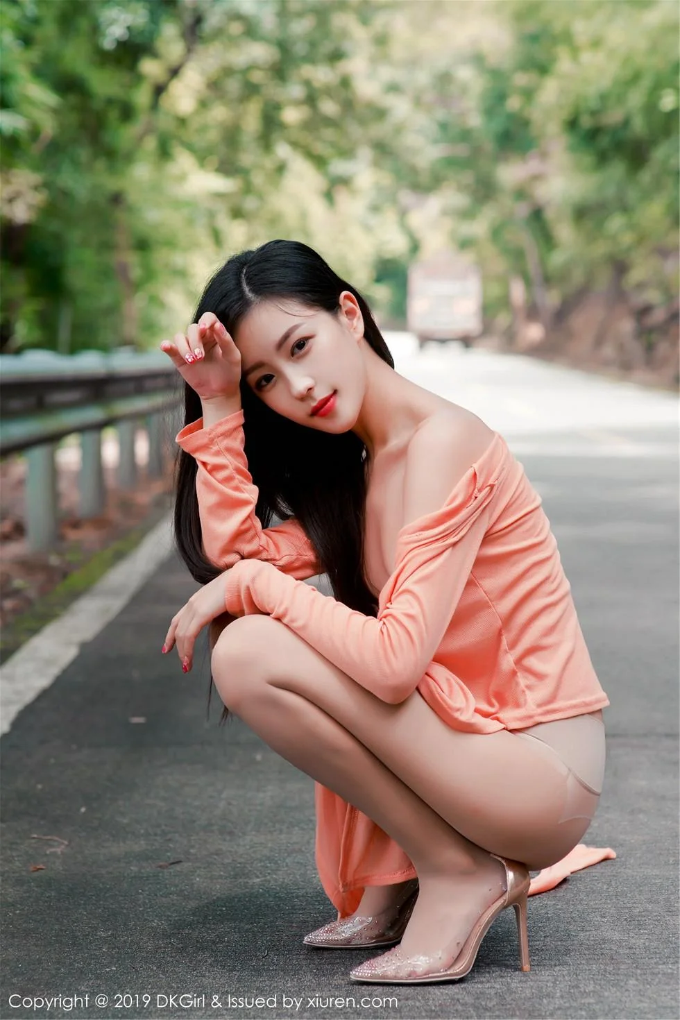 小子怡Alice户外露天车拍系列无内肉丝裤袜惹火绝美写真 第 93 张