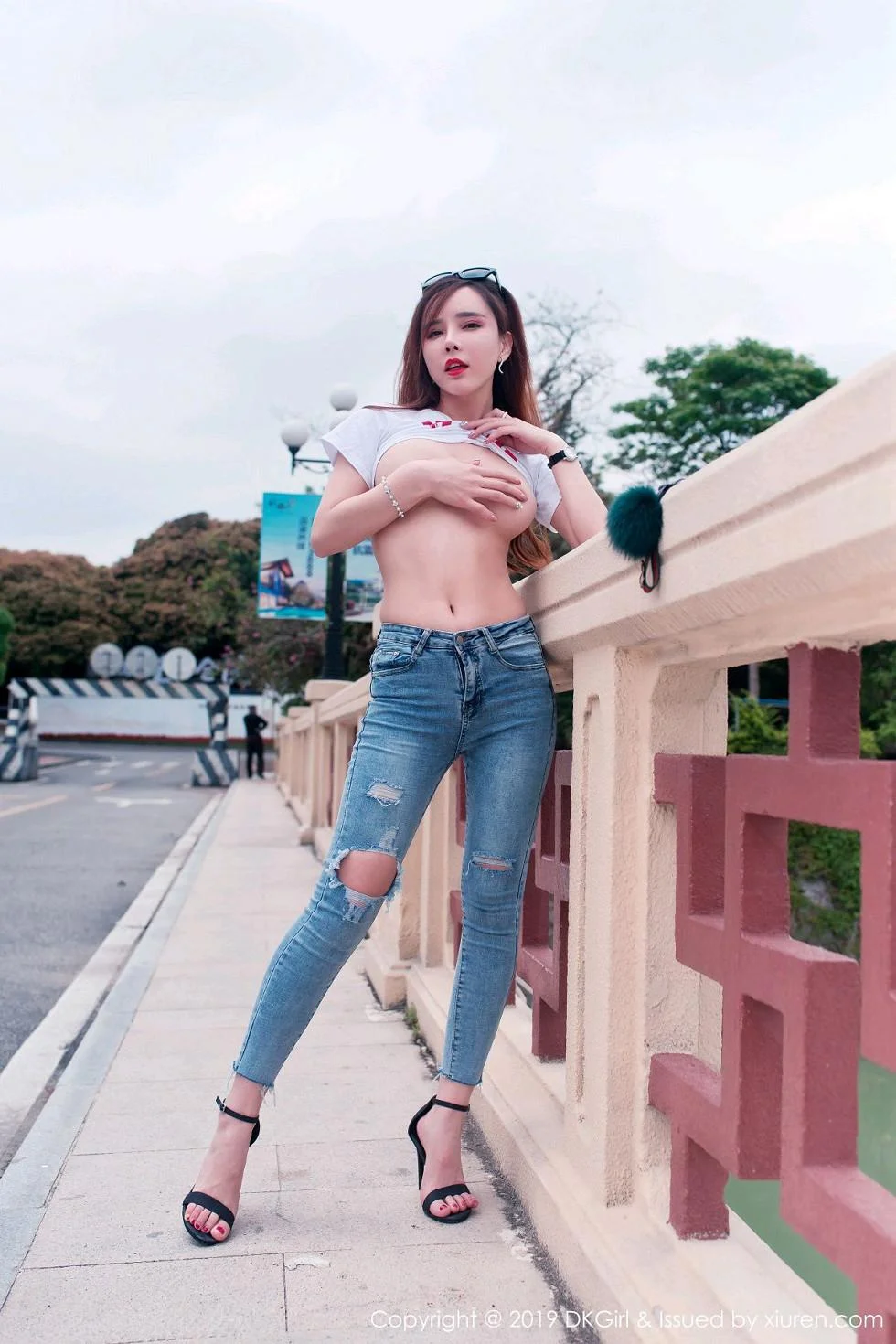 艾小青户外大胆真空露出秀美乳翘臀惹火绝美写真 第 36 张
