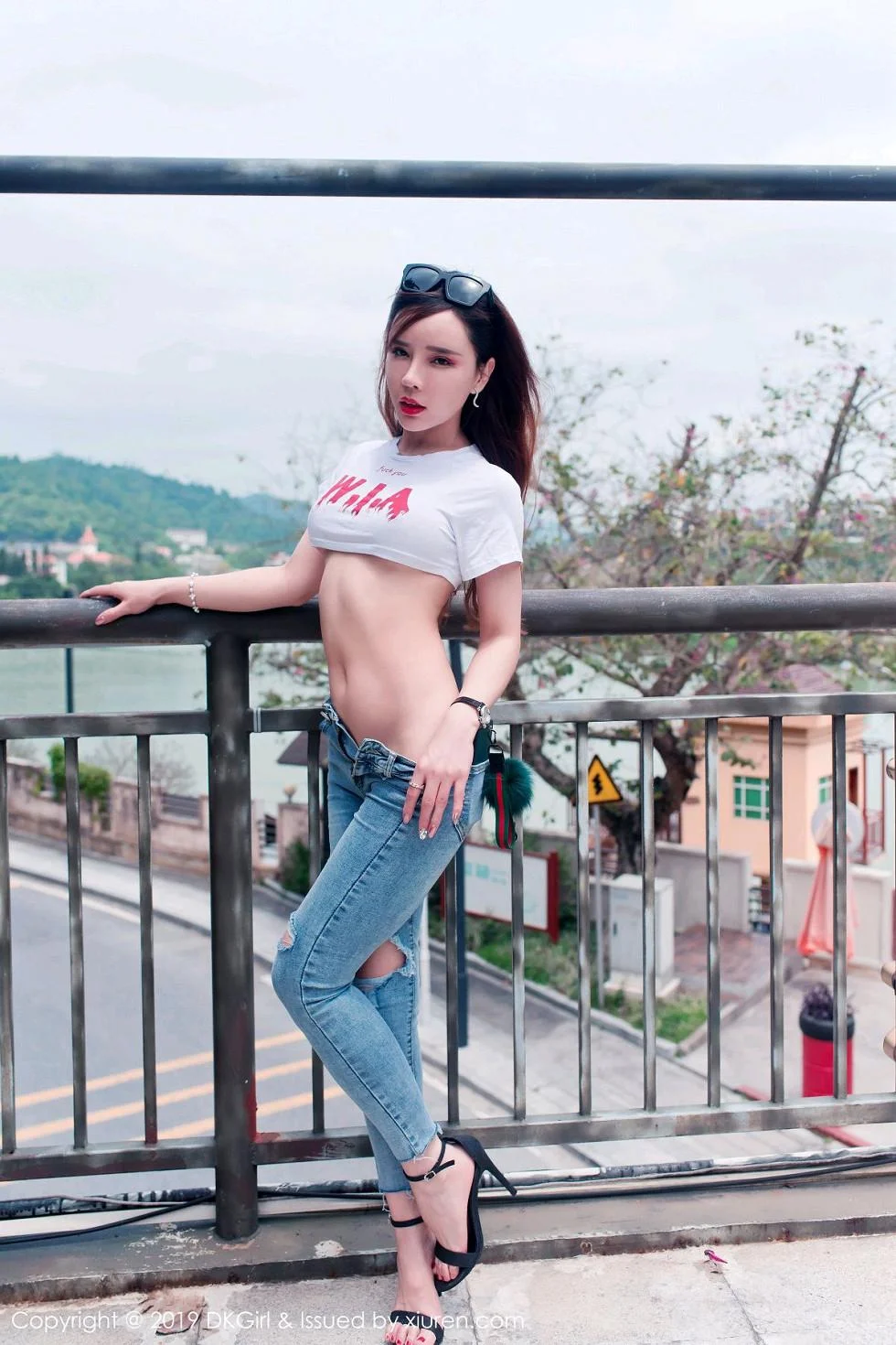 艾小青户外大胆真空露出秀美乳翘臀惹火绝美写真 第 6 张