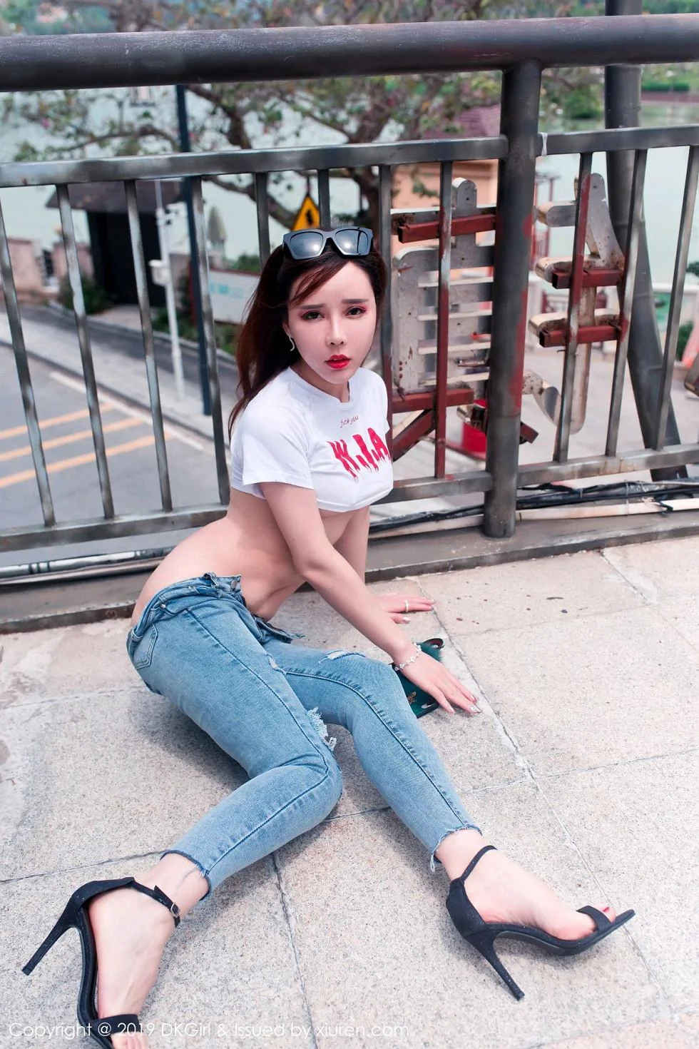 艾小青户外大胆真空露出秀美乳翘臀惹火绝美写真 第 9 张