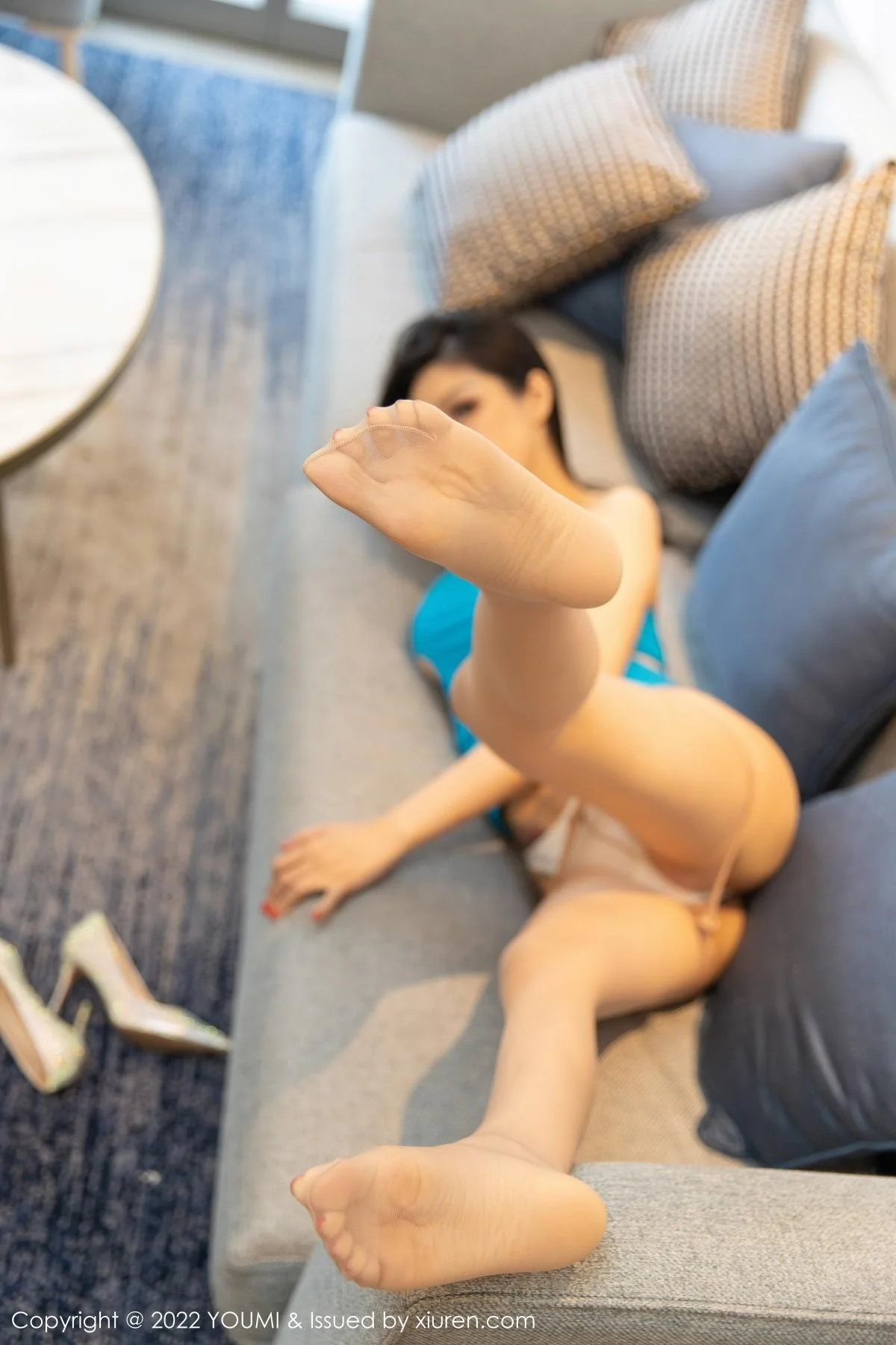 田冰冰蓝色露肩上衣配超薄肉丝裤袜半脱秀完美身材绝美写真 第 22 张