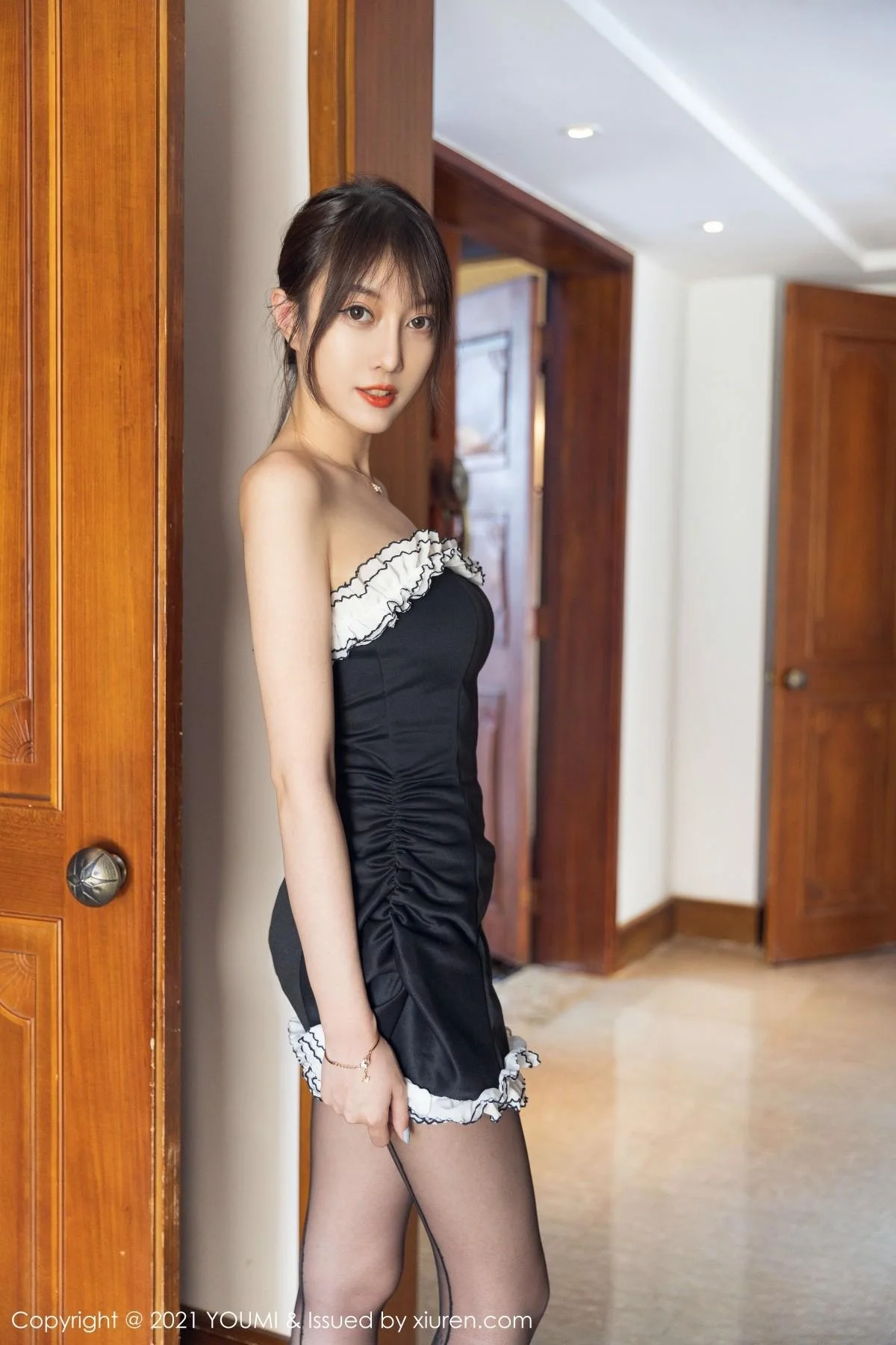 玥儿玥er私房露肩超短连衣裙配黑丝裤袜迷人绝美写真 第 3 张