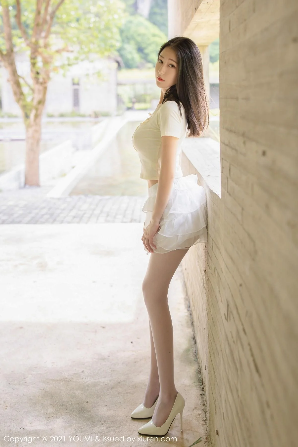 熊小诺阳朔旅拍轻透迷人服饰半脱露丁字裤秀翘臀绝美写真 第 10 张