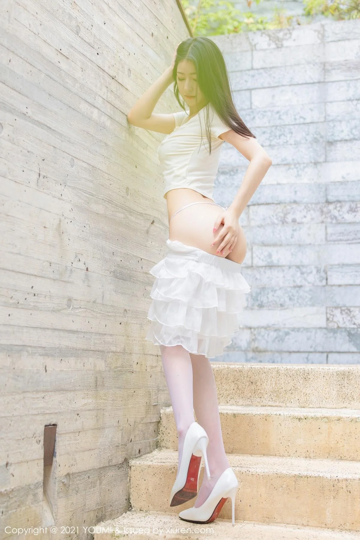 熊小诺阳朔旅拍轻透迷人服饰半脱露丁字裤秀翘臀绝美写真 第 30 张