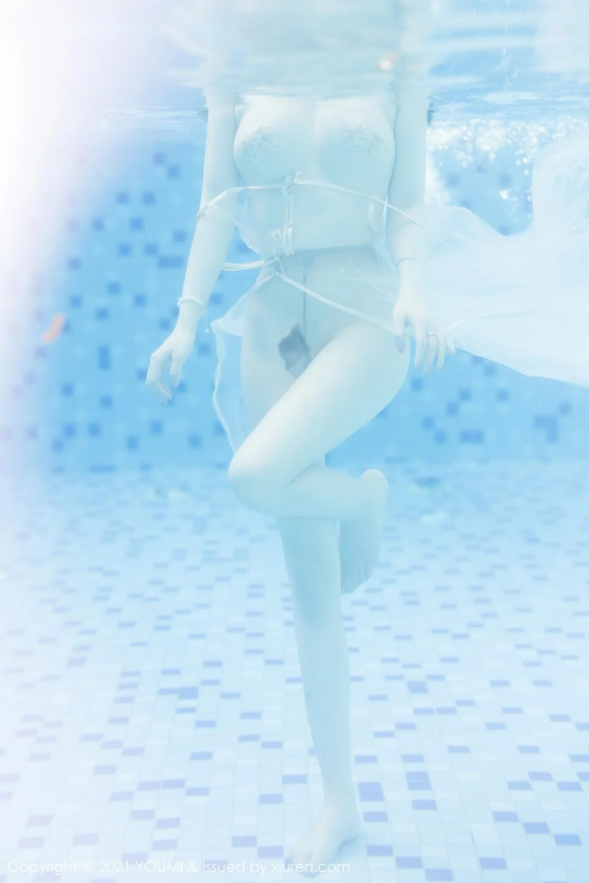 王雨纯西双版纳旅拍薄透服饰配无内肉丝秀豪乳绝美写真 第 54 张