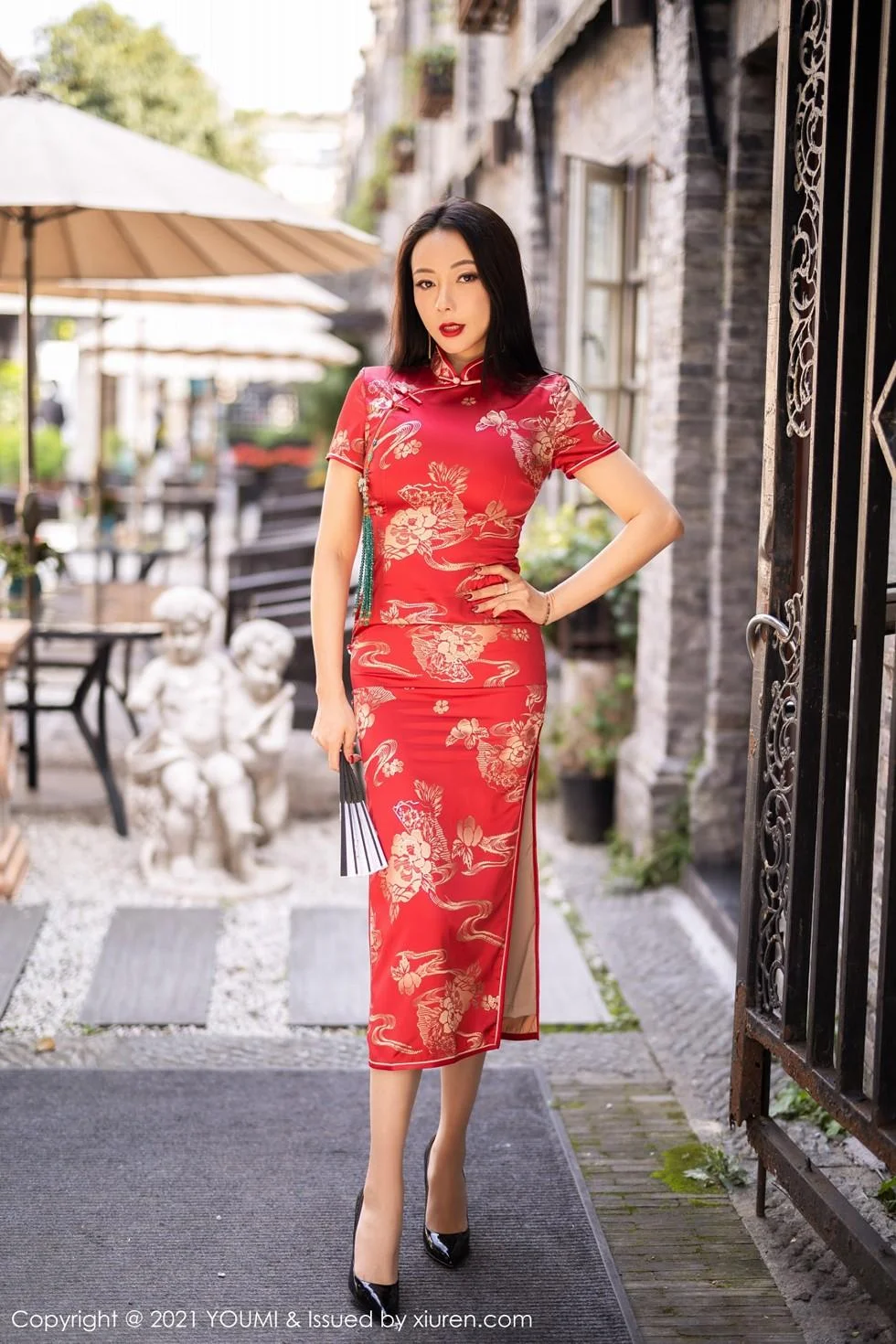 果儿Victoria杭州旅拍鲜艳古典旗袍半脱露豪乳绝美写真 第 1 张