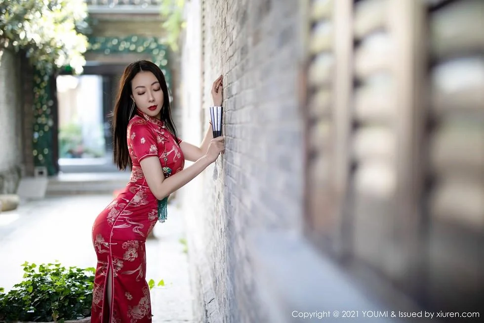 果儿Victoria杭州旅拍鲜艳古典旗袍半脱露豪乳绝美写真 第 10 张